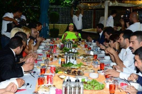 Bülent Ersoy para dağıttı 
