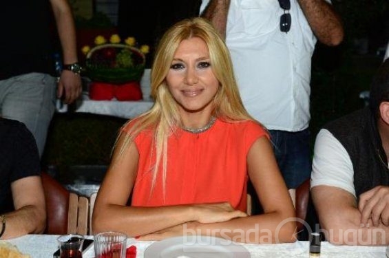 Bülent Ersoy para dağıttı 
