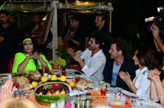 Bülent Ersoy para dağıttı 