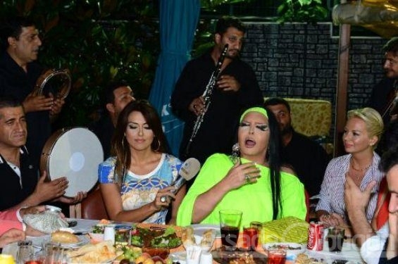 Bülent Ersoy para dağıttı 