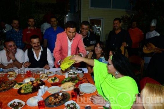 Bülent Ersoy para dağıttı 