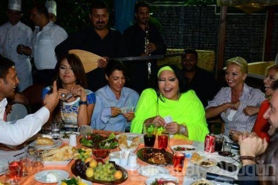 Bülent Ersoy para dağıttı 