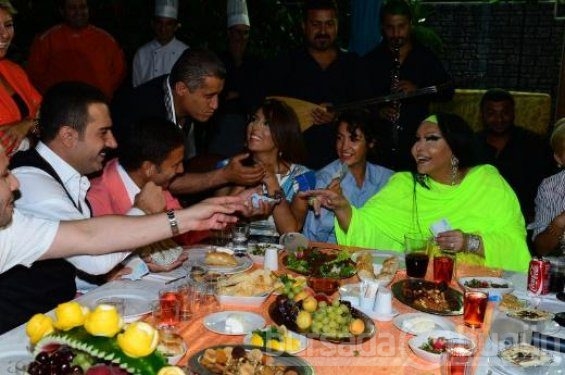 Bülent Ersoy para dağıttı 