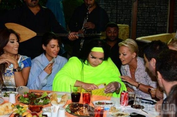 Bülent Ersoy para dağıttı 