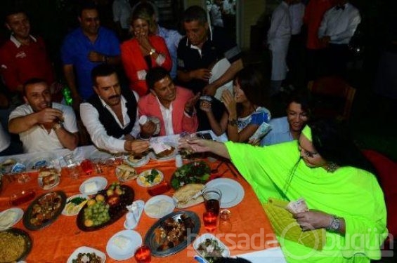 Bülent Ersoy para dağıttı 