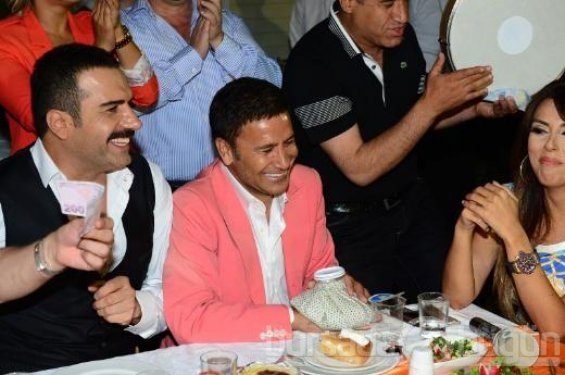Bülent Ersoy para dağıttı 