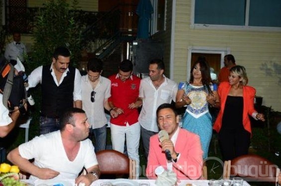 Bülent Ersoy para dağıttı 