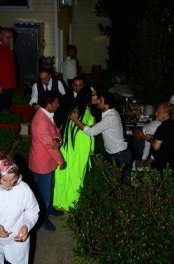 Bülent Ersoy para dağıttı 