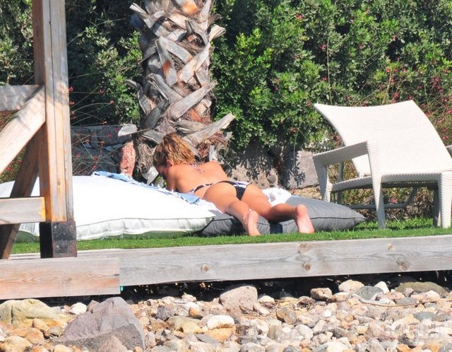 Sinem Kobal'dan bikini şov!