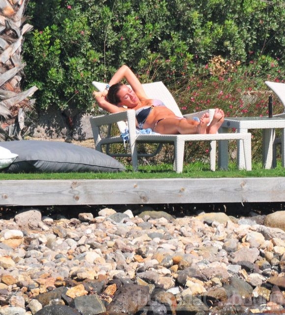 Sinem Kobal'dan bikini şov!