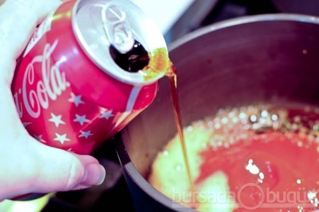 Диетическая кока кола. Приготовление кока колы. Вкусная кола. Coca cola в руке. Как сделать домашнюю кока колу.