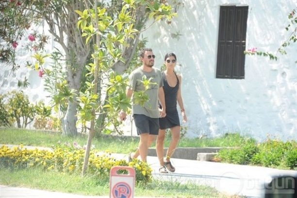 Tuba Büyüküstün'ün şezlong romantizmi 