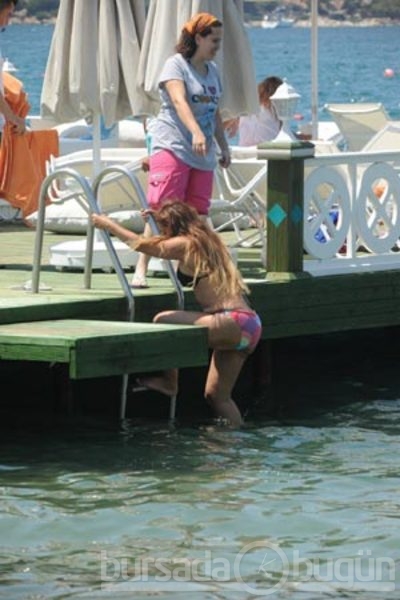 Tanyeli ve oğlu Bodrum'da denizin tadını çıkarıyor