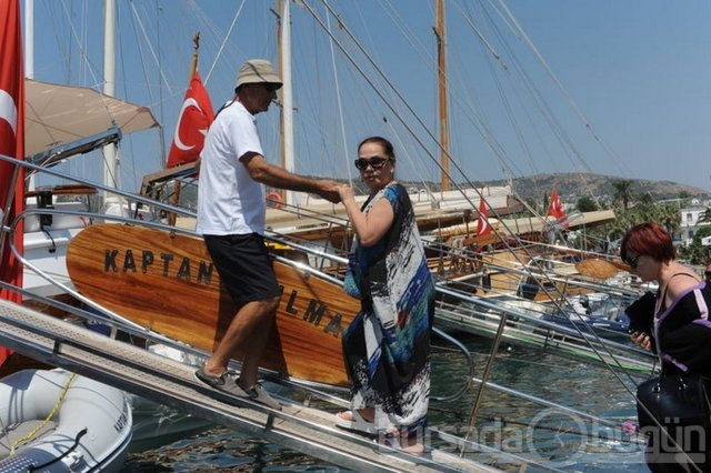 Sezen Aksu bikinili yakalandı
