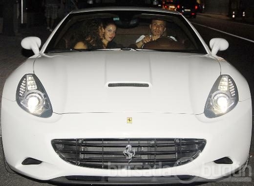 İki kişilik Ferrari'ye sığamadılar!