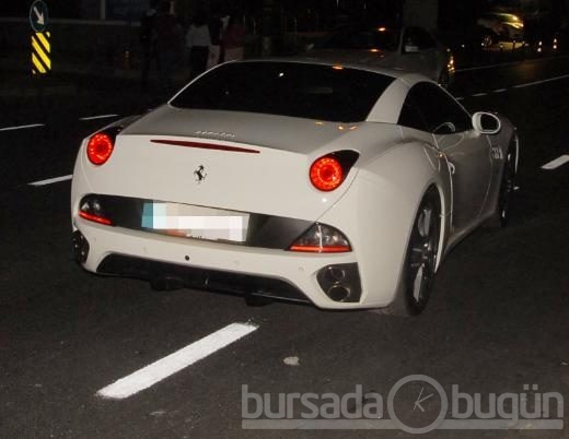 İki kişilik Ferrari'ye sığamadılar!