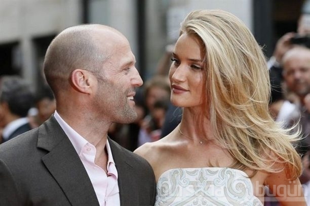 Rosie Huntington-Whiteley üstsüz yakalandı