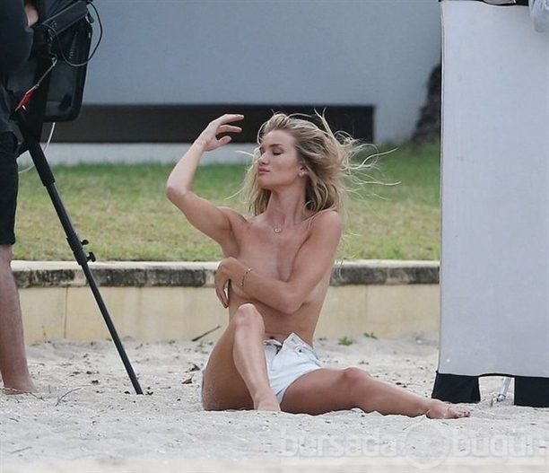 Rosie Huntington-Whiteley üstsüz yakalandı