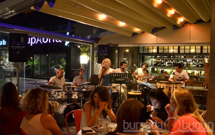 Aslıhan Kement'inThe Winston Brasserie çıkarması...