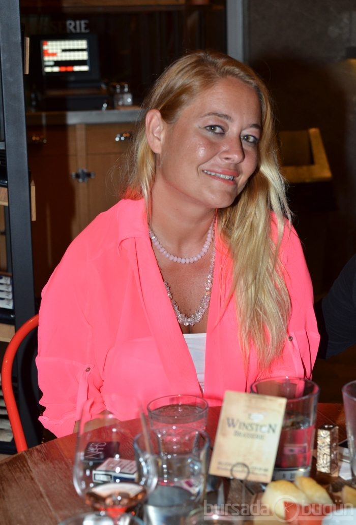Aslıhan Kement'inThe Winston Brasserie çıkarması...