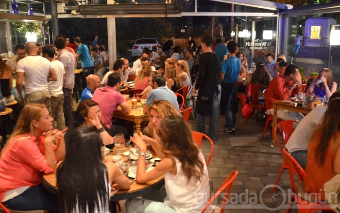 Aslıhan Kement'inThe Winston Brasserie çıkarması...
