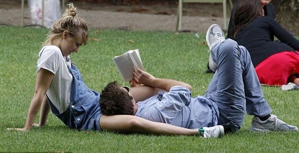 Parkta romantik dakikalar