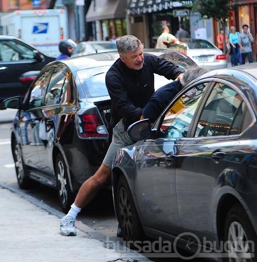 Alec Baldwin gazeteciye saldırdı