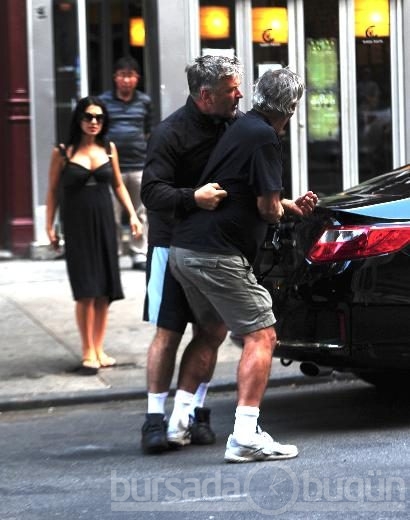 Alec Baldwin gazeteciye saldırdı