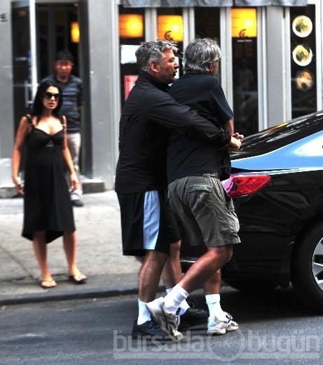Alec Baldwin gazeteciye saldırdı