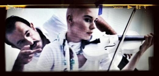 Burcu Kıratlı saçlarını kazıttı