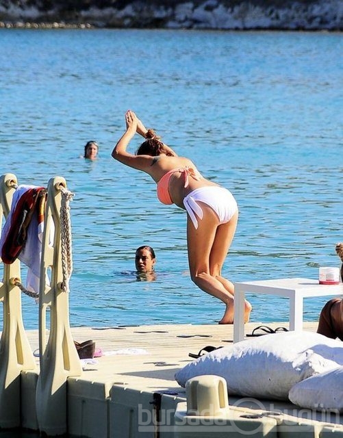 Ünlü popçudan photoshopsuz pozlar