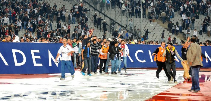 Derbide olay!Beşiktaş-Galatasaray maçı tamamlanamadı