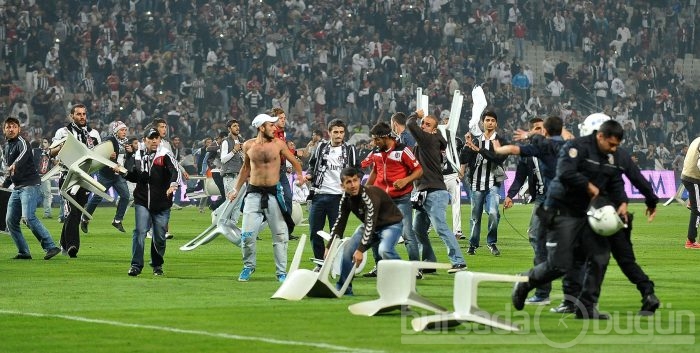 Derbide olay!Beşiktaş-Galatasaray maçı tamamlanamadı