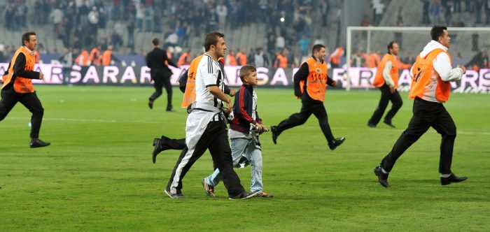 Derbide olay!Beşiktaş-Galatasaray maçı tamamlanamadı