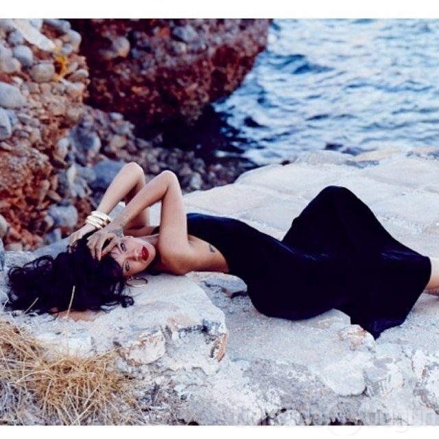 Rihanna'dan çılgın pozlar