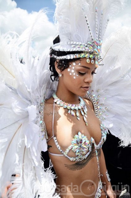 Rihanna'dan çılgın pozlar