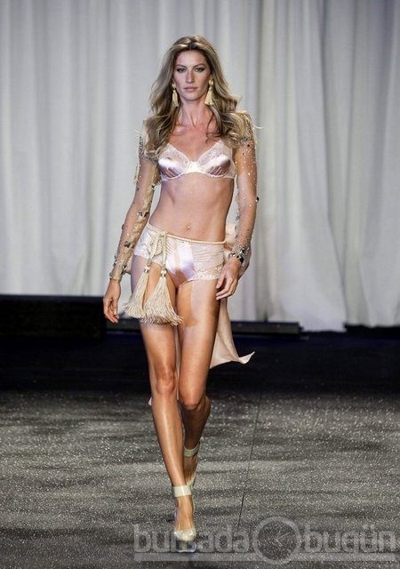 Gisele çırılçıplak
