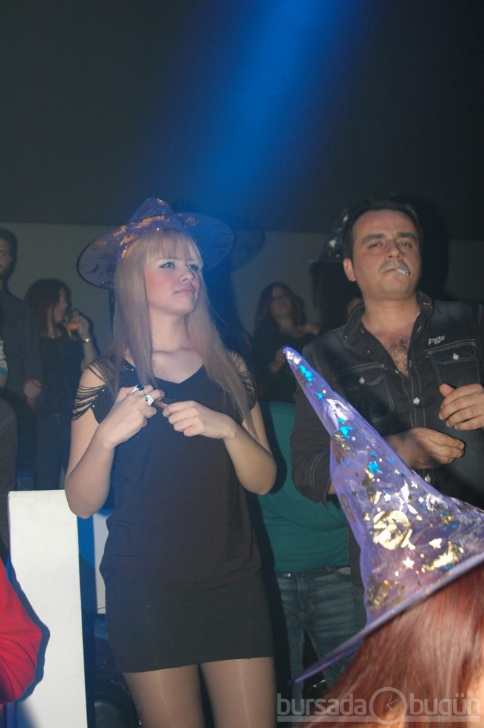 Club Cariye'yi Cadılar bastı...