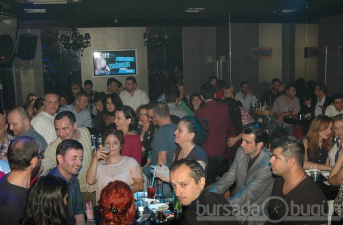 Bursalılar gecelere aktı, yer yerinden oynadı - ÖZEL HABER