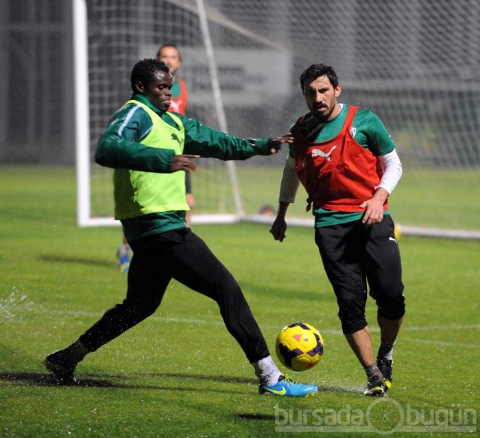Bursaspor yağmur altında çalıştı 