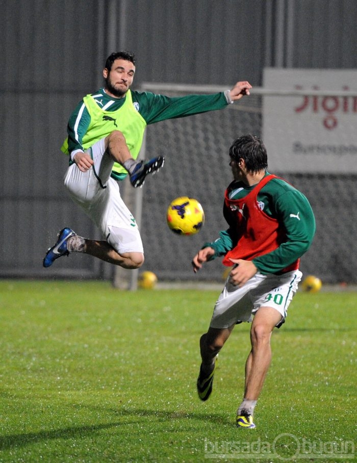 Bursaspor yağmur altında çalıştı 