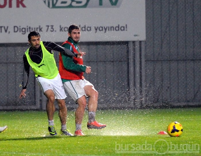 Bursaspor yağmur altında çalıştı 