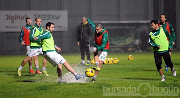 Bursaspor yağmur altında çalıştı 