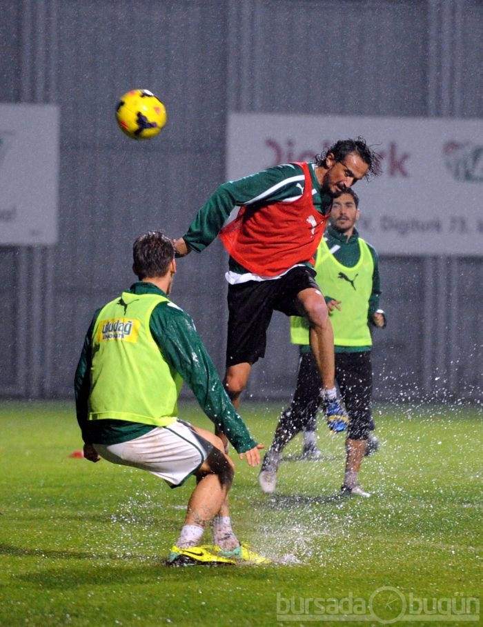 Bursaspor yağmur altında çalıştı 