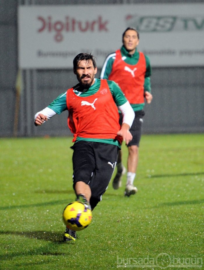 Bursaspor yağmur altında çalıştı 
