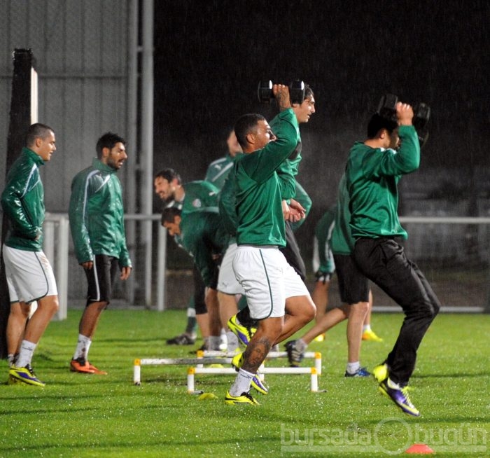 Bursaspor yağmur altında çalıştı 