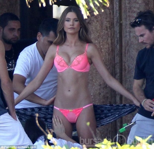  Behati Prinsloo plajda