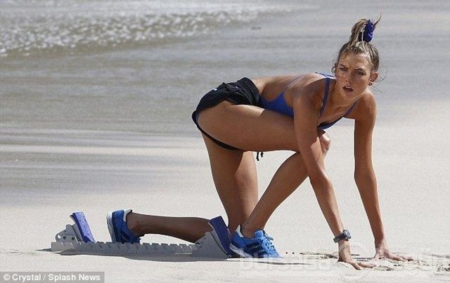 Karlie Kloss çekimlerde nefes kesti