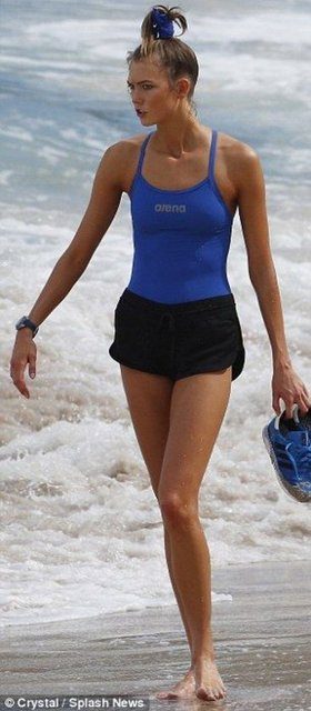 Karlie Kloss çekimlerde nefes kesti