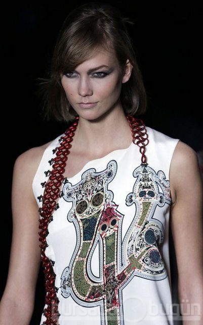 Karlie Kloss çekimlerde nefes kesti